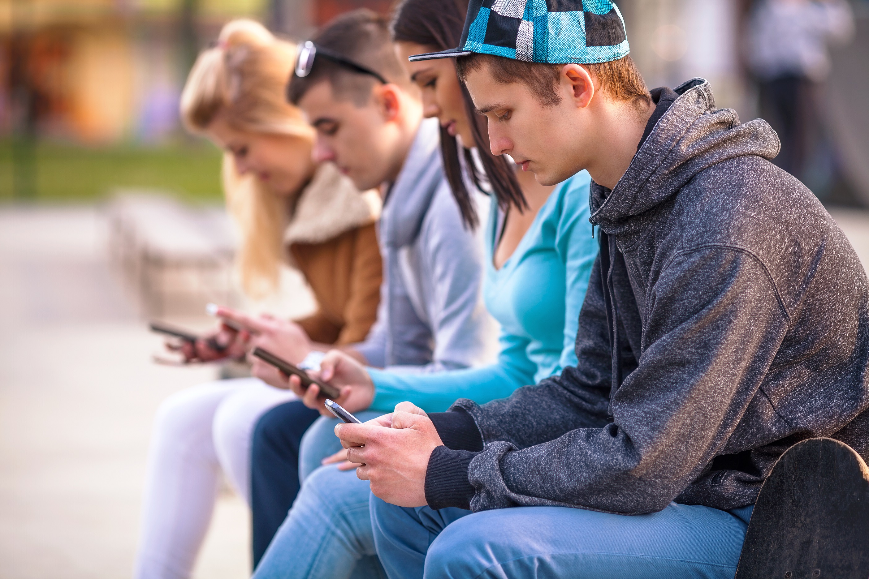 Современная молодежь. Подросток с телефоном. Современное поколение молодежи. Проблемная молодежь. Безопасность современной молодежи